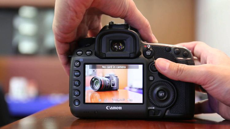 A Canon DSLR with an optical viewfinder in live-view mode (source image: Jim Lin / YouTube)
